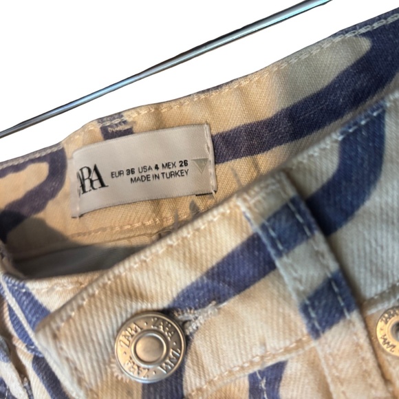 Zara Women’s Abstract squiggle Print High Rise Straight Leg Jeans Size 4 - Picture 4 of 5